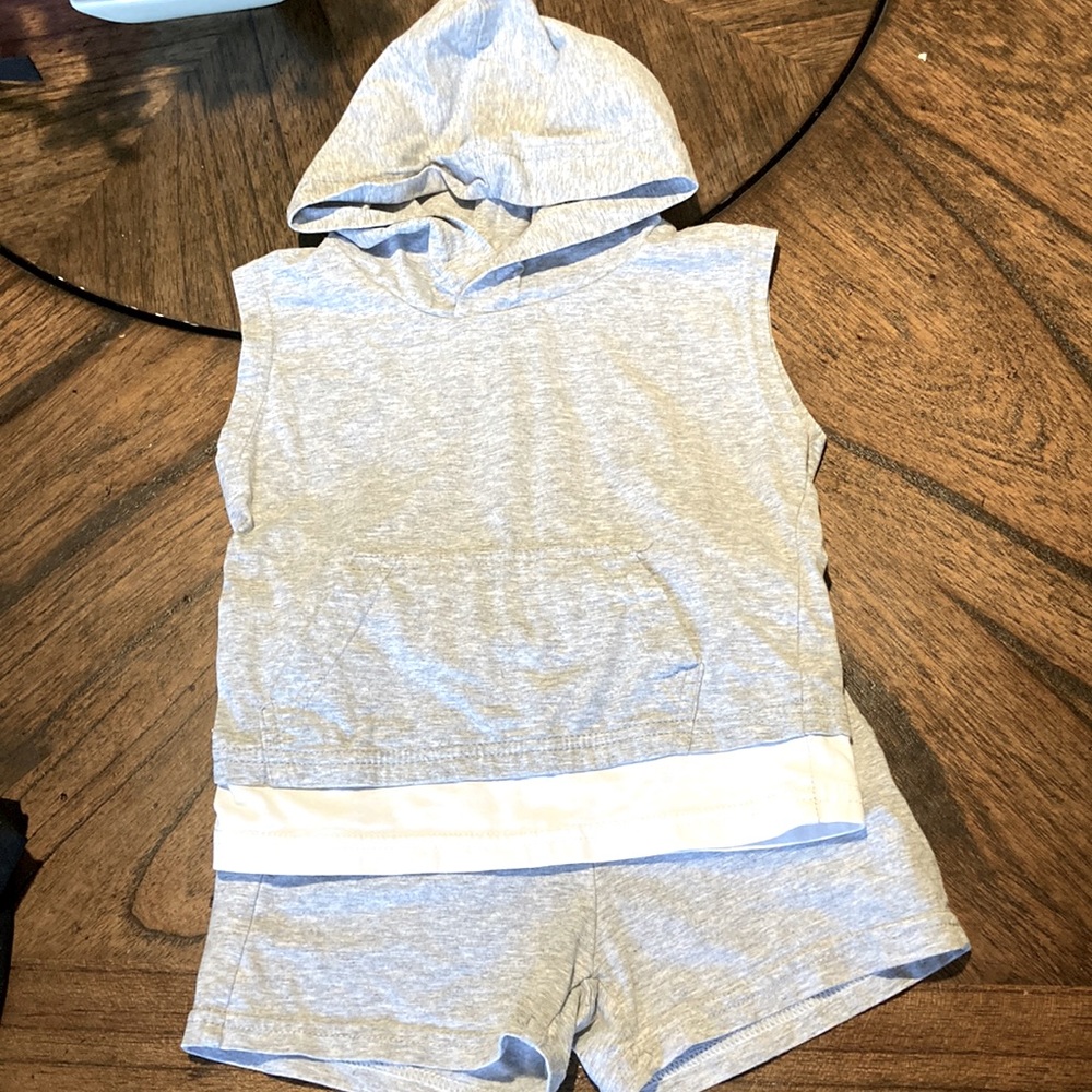 Boys gray sleeveless summer set size 2t/3t